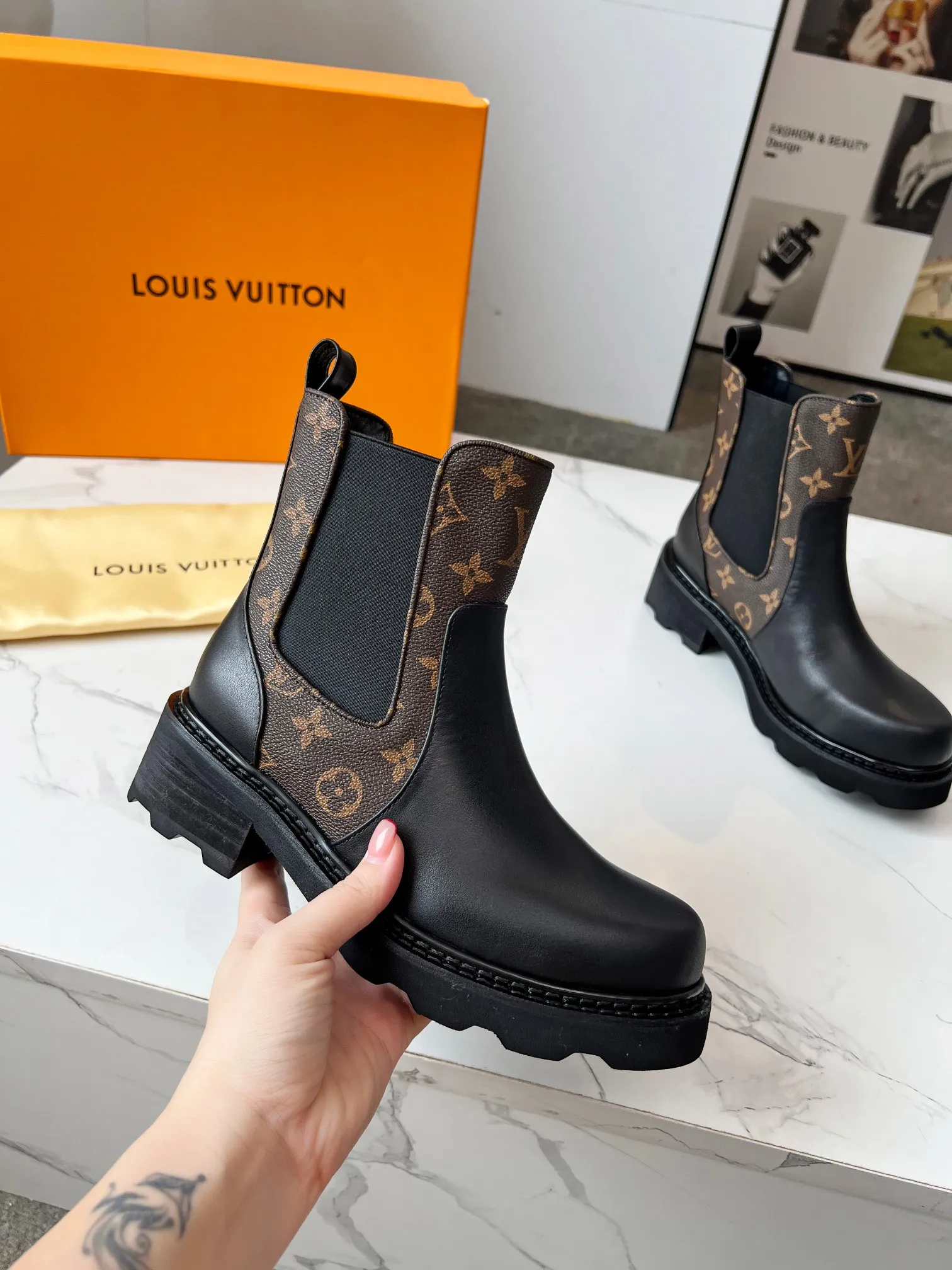 👟👟Ex-factory price 540👟👟 LOUS VUITON 🔥🔥🔥️ The latest short boots model from Louis Vuit 2025 official website, official website 💯 original version 1:1. LV Beaubourg uses calfskin to present a Chelsea-style upper, with a lightweight thick sole. Monogram canvas trim and contrast stitching outline the elastic side panels and seams respectively, cleverly interpreting the balance of strength and softness. It is a fashionable short boot that is comfortable and generous, versatile and very good-looking. Upper: Full-grain calfskin. Lining feet: sheepskin. Color: black/coffee, 35 to 40 yards, (414243 yards can be customized without return or exchange) Bosses are welcome to place orders